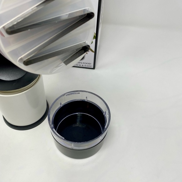 Speed Chopper with Bonus Cheese Grater - Picture 7 of 8